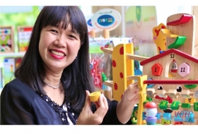 Nữ doanh nhân tâm huyết làm đồ chơi trẻ em bằng gỗ cây trồng