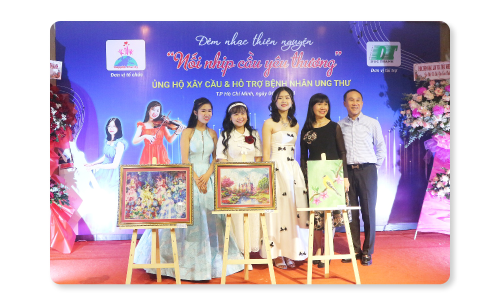 Khu vực đấu giá tranh ủng hộ quỹ từ thiện Happee Charity