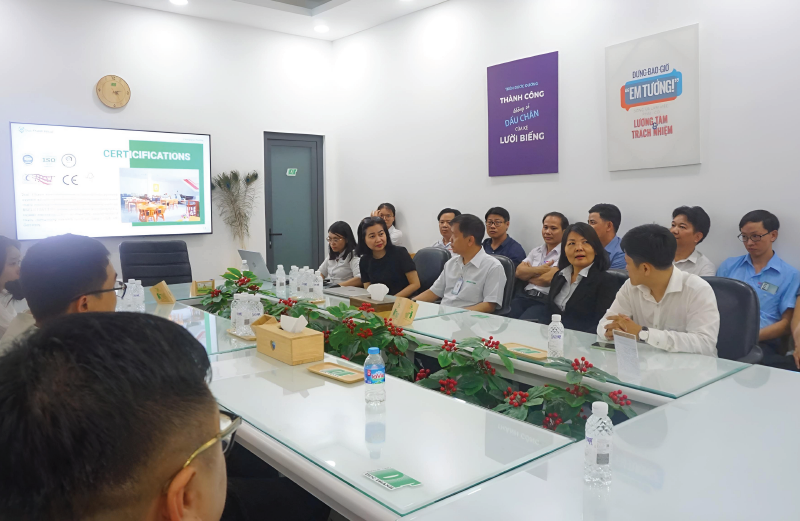 Gỗ Đức Thành trao đổi, chia sẻ kinh nghiệm cùng các doanh nghiệp đến tham quan nhà máy