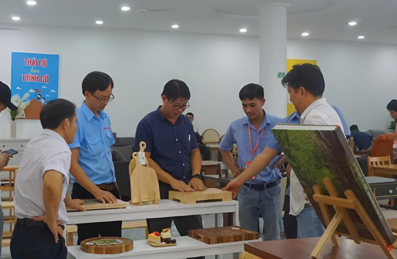 Tham quan showroom trưng bày sản phẩm Gỗ Đức Thành