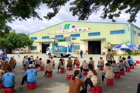 Gỗ Đức Thành tặng xe chuyên dụng tiêm ngừa lưu động cho Thị xã Tân Uyên, tỉnh Bình Dương