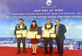 Gỗ Đức Thành và bà Lê Hải Liễu được UBND tỉnh Bình Dương tôn vinh nhân ngày doanh nhân việt nam 2022