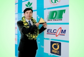 Đức Thành vinh dự nhận giải thưởng top 100 Sao Vàng Đất Việt năm 2013