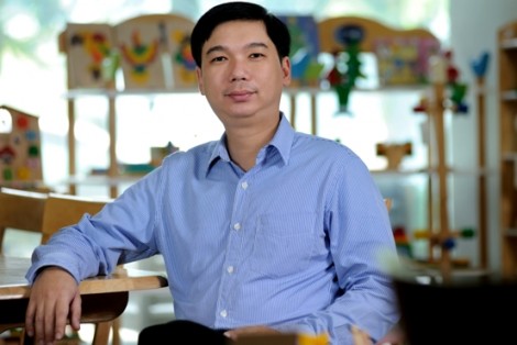Ông Lê Hồng Thắng - TGĐ  Gỗ Đức Thành  nhận Kỷ niệm chương “EY - Bản lĩnh doanh nghiệp Việt”